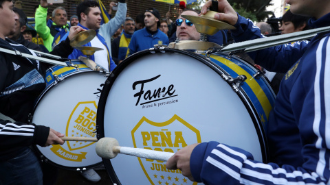 Aficionados de Boca cantan al son de los tambores.- REUTERS/Susana Vera