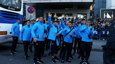 La plantilla de Boca sale del hotel para agradecer el apoyo de los aficionados que han acudido a Madrid para ver la final de la Copa Libertadores contra River, el eterno rival.-REUTERS/Susana Vera