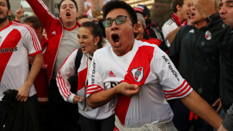 Un aficionado de River agarra el escudo mientras grita de euforia.- REUTERS/Susana Vera