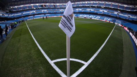 Desde el córner, una vista general del Santiago Bernabéu antes de la final de la Copa Libertadores.- REUTERS/Sergio Pérez