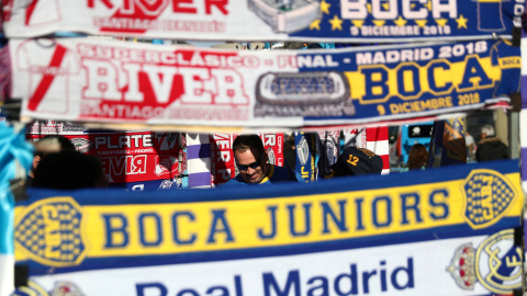 Un hombre vende bufandas de la final de la Copa Libertadores en los aledaños del Santiago Bernabéu.- REUTERS/Sergio Pérez