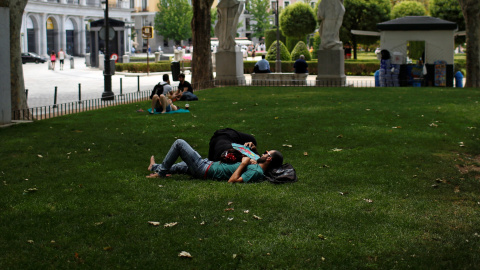 Una pareja tumbnada a la sombra en el centro de Madrid. REUTERS/Juan Medina Una pareja tumbnada a la sombra en el centro de Madrid. REUTERS/Juan Medina