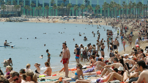 Bañistas en la playa de la Barcelona. REUTERS/Albert Gea Bañistas en la playa de la Barcelona. REUTERS/Albert Gea