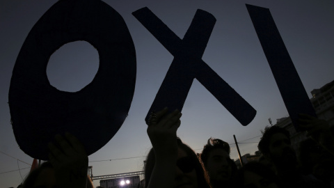 Manifestantes a favor del 'no', 'oxi' en griego. - REUTERS