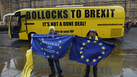ctivistas proeuropeos participan en una campaña ante el Parlamento británico en Londres, Reino Unido, hoy, 7 de diciembre de 2018. La primera ministra británica, Theresa May, continúa buscando apoyos para que salga adelante su pacto de "bre ctivistas proeuropeos participan en una campaña ante el Parlamento británico en Londres, Reino Unido, hoy, 7 de diciembre de 2018. La primera ministra británica, Theresa May, continúa buscando apoyos para que salga adelante su pacto de "bre