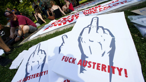 En varias ciudades europeas también se han producido manifestaciones en apoyo al pueblo griego. Pancartas en Frankfurt. - REUTERS