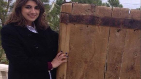 La joven siria de origen español Anna Massaad, con la puerta recuperada del monasterio de San Sergio y San Baco de Malula. La joven siria de origen español Anna Massaad, con la puerta recuperada del monasterio de San Sergio y San Baco de Malula.