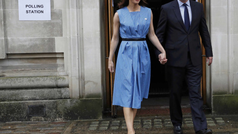 El Primer Ministro inglés, David Cameron y su mujer, después de votar en el referéndum