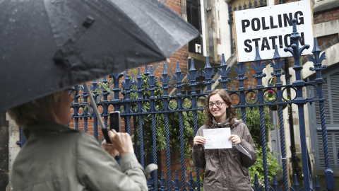 Una chica posa para una foto con la papeleta de voto a la salida de un colegio electoral en Reino Unido
