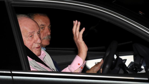 23/08/2019.- El rey Juan Carlos a su llegada este viernes a la Clínica Quirón para someterse mañana a una intervención quirúrgica cardíaca que, según ha informado la Casa Real, había sido programada en junio, tras su última revisión médica 23/08/2019.- El rey Juan Carlos a su llegada este viernes a la Clínica Quirón para someterse mañana a una intervención quirúrgica cardíaca que, según ha informado la Casa Real, había sido programada en junio, tras su última revisión médica