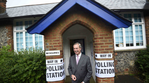 El líder del Partido de la Independencia de Reino Unido, Nigel Farage, a la salida del colegio electoral tras votar