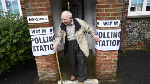 Un anciano sale del punto de votación tras votar en el referéndum de independencia de Reino Unido