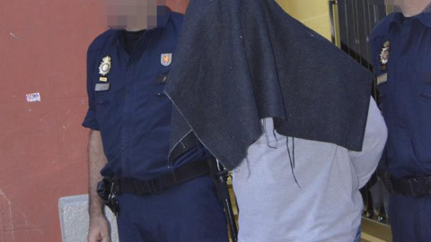 Un hombre ha sido detenido esta madrugada en Badalona por enaltecimiento, propaganda y proselitismo en las redes sociales en favor del grupo yihadista Daesh (acrónimo árabe del Estado Islámico). El detenido había creado diferentes perfiles Un hombre ha sido detenido esta madrugada en Badalona por enaltecimiento, propaganda y proselitismo en las redes sociales en favor del grupo yihadista Daesh (acrónimo árabe del Estado Islámico). El detenido había creado diferentes perfiles