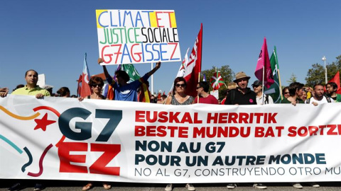 Imagen de la manifestación de la contracumbre del G7 cerca de Biarritz. EFE/EPA Imagen de la manifestación de la contracumbre del G7 cerca de Biarritz. EFE/EPA