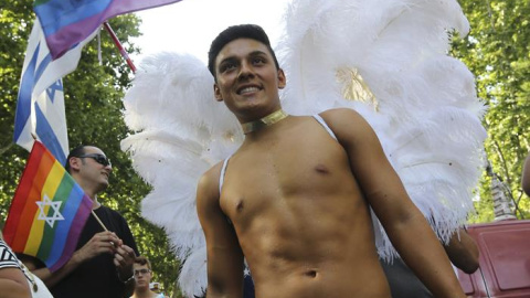 Un participante del tradicional desfile del Orgullo Gay que hoy recorre las calles de Madrid con el lema "Leyes por la igualdad real ¡Ya!"