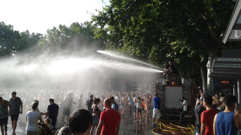 Bomberos refrescan a los asistentes