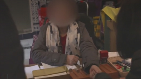 Captura del programa 'Liarla Pardo' en el que denuncian el fraude de una iglesia anglicana evangelista de Madrid que vende la comida que recibe del Banco de Alimentos | La Sexta Captura del programa 'Liarla Pardo' en el que denuncian el fraude de una iglesia anglicana evangelista de Madrid que vende la comida que recibe del Banco de Alimentos | La Sexta