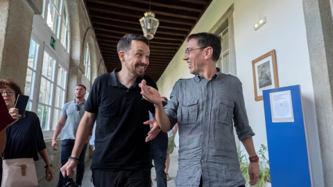 El exvicepresidente del Gobierno de España, Pablo Iglesias y el cofundador de Podemos, Juan Carlos Monedero, conversan a su llegada a una mesa redonda en San Lorenzo de El Escorial, a 18 de julio de 2022. El exvicepresidente del Gobierno de España, Pablo Iglesias y el cofundador de Podemos, Juan Carlos Monedero, conversan a su llegada a una mesa redonda en San Lorenzo de El Escorial, a 18 de julio de 2022.