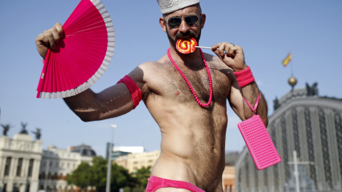 Un participante en la marcha del Orgullo posa, divertido, durante el desfile. REUTERS/Javier Barbancho