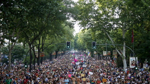La marea arcoíris transcurrió por el Paseo de la Castellana con un lleno total. REUTERS/Javier Barbancho