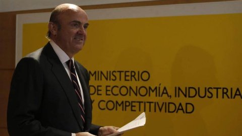 El ministro de Economía, Luis de Guindos, a su llegada la rueda de prensa que ofreció en la sede del ministerio. | JAVIER LIZÓN (EFE) El ministro de Economía, Luis de Guindos, a su llegada la rueda de prensa que ofreció en la sede del ministerio. | JAVIER LIZÓN (EFE)