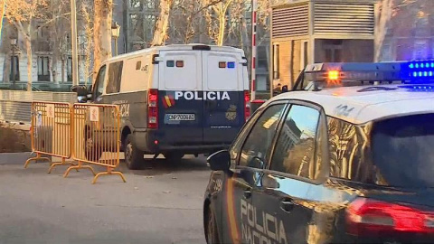 Vista del furgón policial en el que ha sido trasladado hoy el histórico narcotraficante gallego José Ramón Prado Bugallo, Sito Miñanco, detenido ayer en la 'operación Mito'. | EFE Vista del furgón policial en el que ha sido trasladado hoy el histórico narcotraficante gallego José Ramón Prado Bugallo, Sito Miñanco, detenido ayer en la 'operación Mito'. | EFE