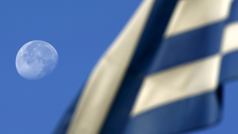 La luna todavía lucía en el cielo en la hora de apertura de los colegios electorales de Atenas. REUTERS/Yannis Behrakis