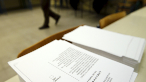 Las papeletas del referéndum griego con el 'sí' o el 'no' al austericidio. REUTERS/Jean-Paul Pelissier