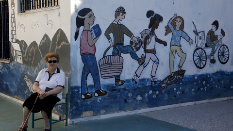 Una votante espera a las afueras de un colegio electoral de Atenas para votar.   REUTERS/Yannis Behrakis