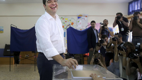 Alexis Tsipras introduce su voto en la urna de un colegio electoral de Atenas. REUTERS/Alkis Konstantinidis