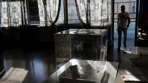 Un hombre entra a votar en una sala electoral de Atenas.  REUTERS/Yannis Behrakis