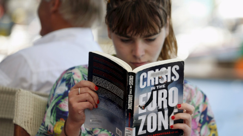 Una chica lee sobre 'La crisis de la Eurozona' en Meyisti, en la isla de Kastellorizo, durante la celebración del referéndum griego. REUTERS/Cathal McNaughton