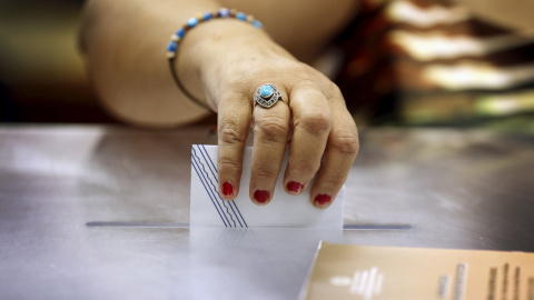 Una mujer deposita su voto en un colegio de la isla de Kastellorizo durante el histórico referéndum de Grecia. REUTERS//Cathal McNaughton