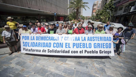 Colectivos como las Marchas por la Dignidad, el Foro Social o la Plataforma de Afectados por las Hipotecas y partidos como Anticapitalistas, IU-V, Cambiemos, Ahora, PCE, Equo y Podemos convocan una concentración de solidaridad con el pueblo