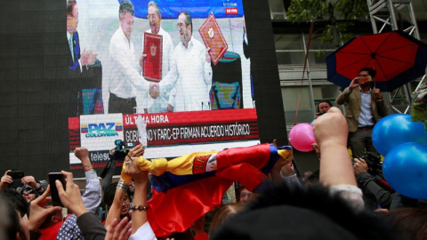 Ciudadanos de Bogotá celebran en las calles de la capital colombiana la firma de los acuerdos de paz entre las FARC y el Gobierno. / REUTERS Ciudadanos de Bogotá celebran en las calles de la capital colombiana la firma de los acuerdos de paz entre las FARC y el Gobierno. / REUTERS