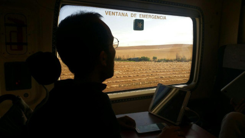 Echenique ha comprobado las lentas comunicaciones de algunas zonas de España: más de cuatro horas y cuarto para ir de Madrid a Cáceres en tren y casi cuatro para arribar a Santander. Echenique ha comprobado las lentas comunicaciones de algunas zonas de España: más de cuatro horas y cuarto para ir de Madrid a Cáceres en tren y casi cuatro para arribar a Santander.