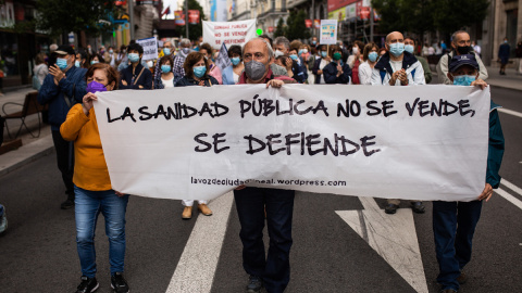 Varias personas con una pancarta en la que se lee: `La sanidad pública no se vende, se defiende´, participan en la manifestación convocada por Marea Blanca, en defensa de la Atención Primaria de la Comunidad de Madrid, a 20 de junio de 2021 Varias personas con una pancarta en la que se lee: `La sanidad pública no se vende, se defiende´, participan en la manifestación convocada por Marea Blanca, en defensa de la Atención Primaria de la Comunidad de Madrid, a 20 de junio de 2021