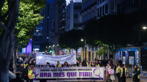 Decenas de mujeres portan carteles, durante una marcha contra la violencia hacia las mujeres, a 25 de noviembre de 2023, en València. Decenas de mujeres portan carteles, durante una marcha contra la violencia hacia las mujeres, a 25 de noviembre de 2023, en València.