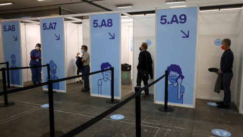 Varias personas esperan a recibir la vacuna contra la covid en Barcelona Varias personas esperan a recibir la vacuna contra la covid en Barcelona