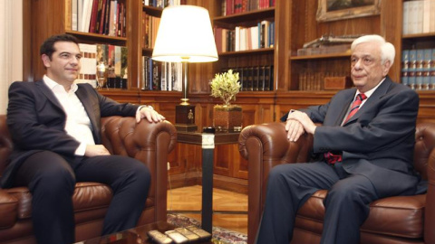 Alexis Tsipras, primer ministro griego, durante la reunión mantenida esta noche con el presidente de la República griega, Prokopis Pavlopoulos.- EFE Alexis Tsipras, primer ministro griego, durante la reunión mantenida esta noche con el presidente de la República griega, Prokopis Pavlopoulos.- EFE