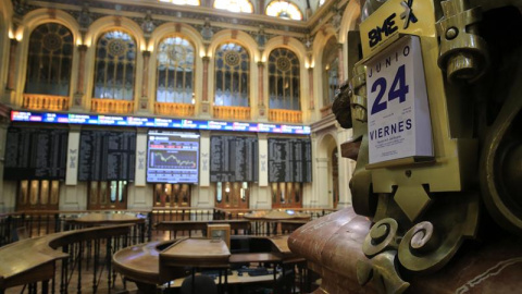 Vista general de la Bolsa de Madrid, que ha iniciado la sesión de hoy con un desplome del 15,90 % afectada por la decisión de Reino Unido de abandonar la Unión Europea, el conocido como "brexit", y ha suavizado minutos después las pérdidas Vista general de la Bolsa de Madrid, que ha iniciado la sesión de hoy con un desplome del 15,90 % afectada por la decisión de Reino Unido de abandonar la Unión Europea, el conocido como "brexit", y ha suavizado minutos después las pérdidas