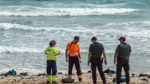 efectivos del 112 de la Región de Murcia y agentes de la Guardia Civil buscan restos del aparato en la playa que se encuentra cerrada para facilitar las labores de búsqueda. EFE/Cristóbal Osete efectivos del 112 de la Región de Murcia y agentes de la Guardia Civil buscan restos del aparato en la playa que se encuentra cerrada para facilitar las labores de búsqueda. EFE/Cristóbal Osete