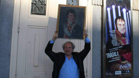 Ramírez de Haro posa con un retrato de Fernando VII frente al Teatro Español de Madrid. Ramírez de Haro posa con un retrato de Fernando VII frente al Teatro Español de Madrid.