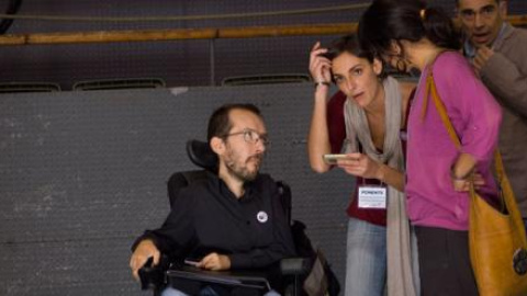 Lola Sánchez, entre Pablo Echenique y Teresa Rodríguez, durante el encuentro presencial en Palacio Vistalegre. Lola Sánchez, entre Pablo Echenique y Teresa Rodríguez, durante el encuentro presencial en Palacio Vistalegre.