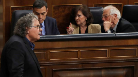El portavoz de ERC, Joan Tardà, pasa ante el presidente del Gobierno, Pedro Sánchez, la vicepresidenta, Carmen Calvo y el ministro de Exteriores, Josep Borrell, en el pleno del Congreso sobre Cataluña y el acuerdo de la Unión Europea sobre El portavoz de ERC, Joan Tardà, pasa ante el presidente del Gobierno, Pedro Sánchez, la vicepresidenta, Carmen Calvo y el ministro de Exteriores, Josep Borrell, en el pleno del Congreso sobre Cataluña y el acuerdo de la Unión Europea sobre