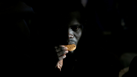 Un migrante come una galleta en un barco tras ser rescatado alrededor de cerca la costa de Libia. REUTERS/Darrin Zammit