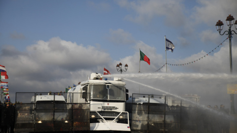 Cañones de agua de la policía francesa en Petit Bayona, contra los manifestantes que protestaban por la cumbre del G7. JULIO L. ZAMARRÓN Cañones de agua de la policía francesa en Petit Bayona, contra los manifestantes que protestaban por la cumbre del G7. JULIO L. ZAMARRÓN
