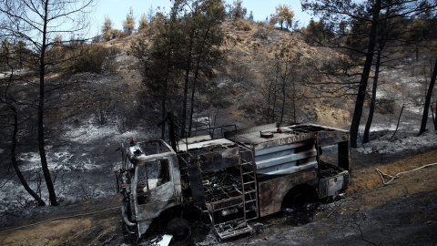 Un camión de bomberos quemado   cerca del pueblo de Evrychou en la región montañosa de Troodos , Chipre.- REUTERS / Yiannis Kourtoglou