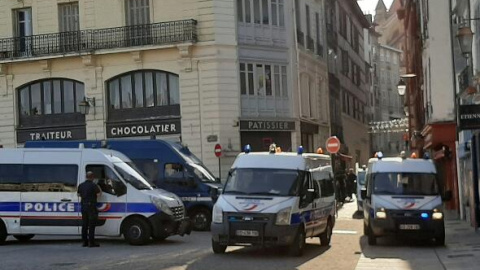 Furgones de la Policía francesa, durante la detencion el domingo de un joven de Castellon. JULIO L. ZAMARRÓN Furgones de la Policía francesa, durante la detencion el domingo de un joven de Castellon. JULIO L. ZAMARRÓN