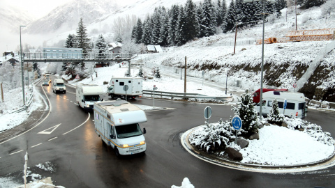 Marxa lenta d'autocaravanes a la rotonda d'entrada al nucli urbà de Baqueira. Marxa lenta d'autocaravanes a la rotonda d'entrada al nucli urbà de Baqueira.